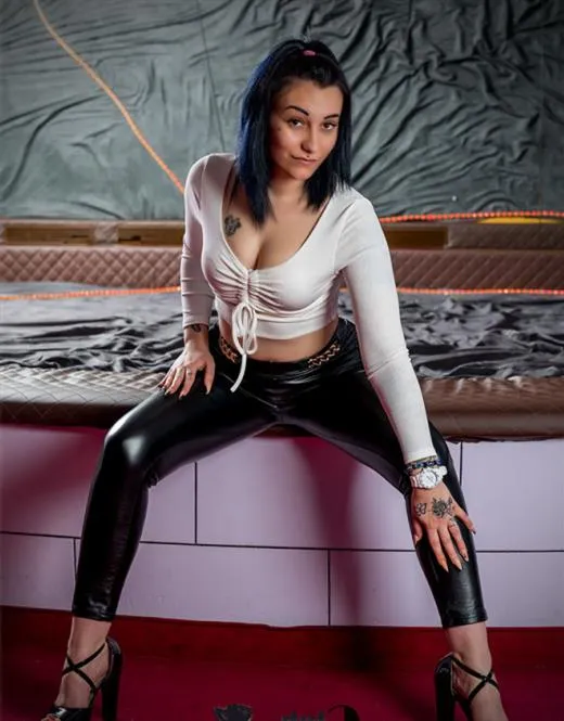 Ruoyi, escort in Germany - 18717